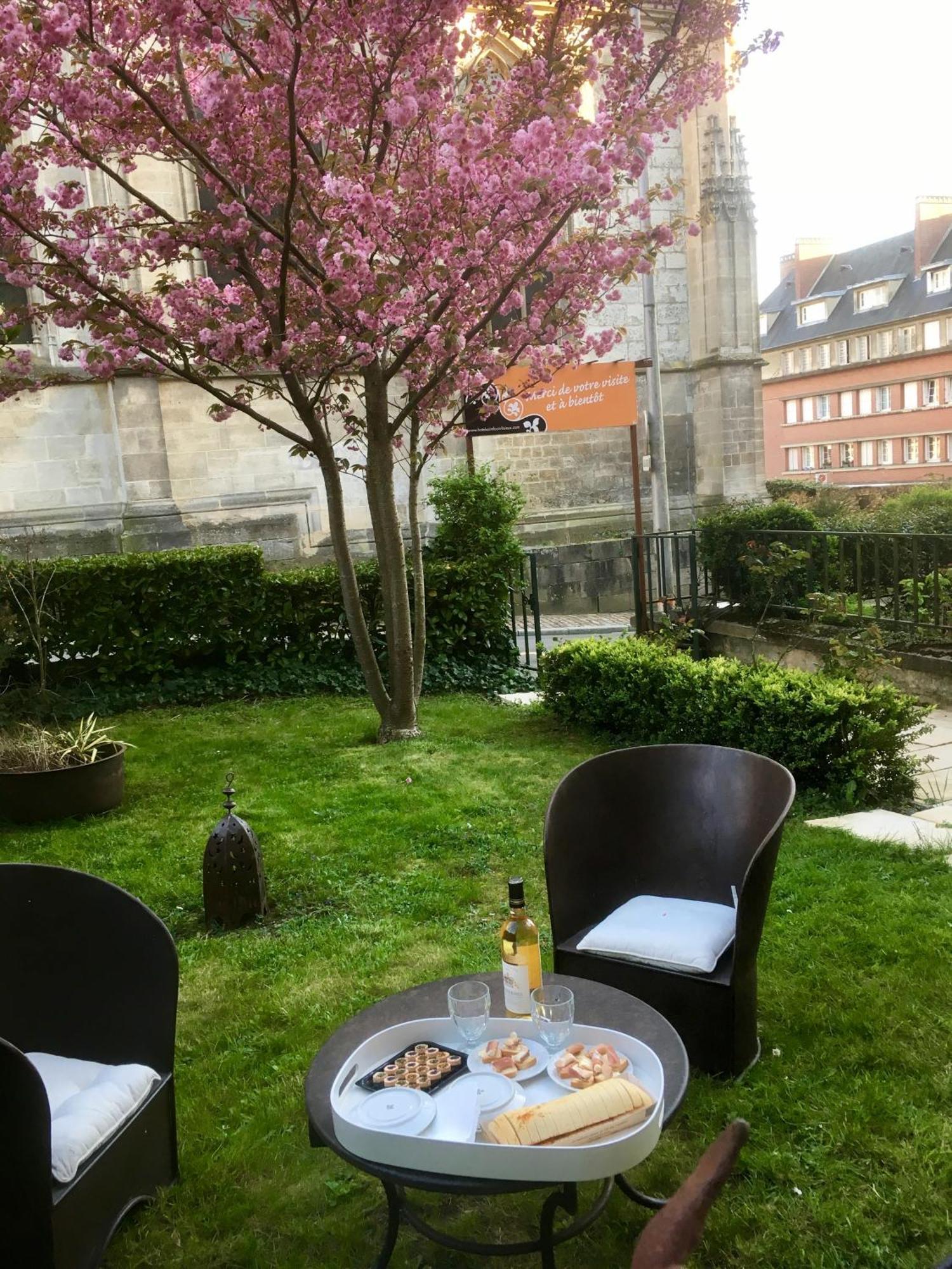 Hôtel Saint Louis chambres et appartement Lisieux Exterior foto